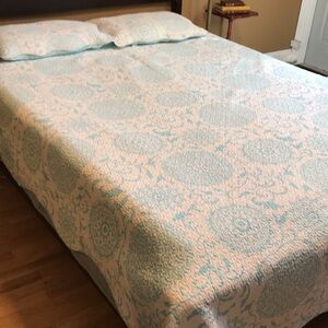Vintage Reversible Floral Blue & White Quilted Bedspread Pillow Shams